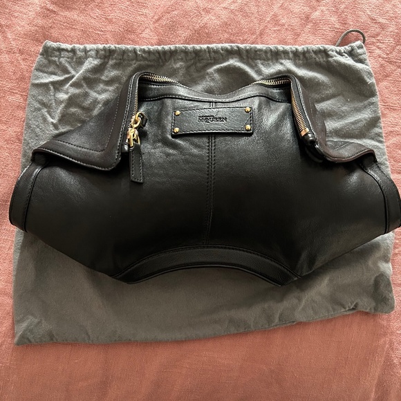 Alexander McQueen Handbags - Alexander McQueen De Manta Black Leather Clutch